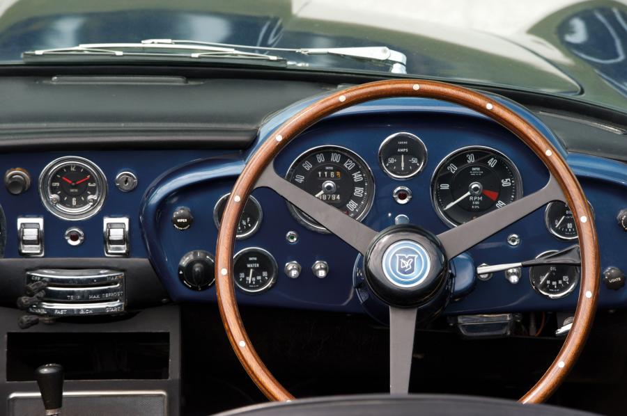 Панель приборов Aston Martin DB5 Convertible (1523/R) 1964 года  (фото 9 из 23)